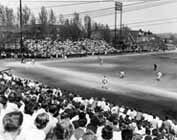 Match de baseball au terrain sportif Queen's. Photo gracieusement tirée de la Base historique du Grand Sudbury.