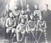 Équipe de hockey des premières années, vers 1900. Photo gracieusement tirée de "Homegrown Heroes: A Sports History of Sudbury".